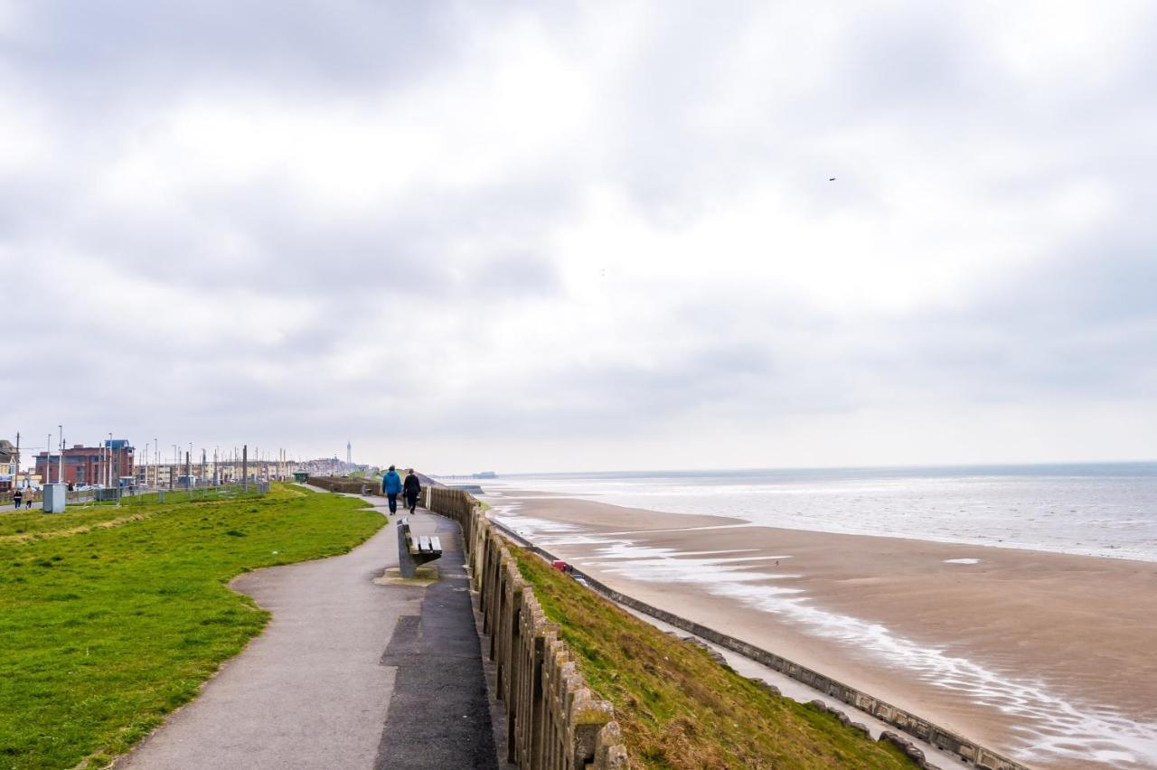 Only Family Groups - Pets Stay For Free - Sleeps 8 - Sofabed Blackpool Luaran gambar